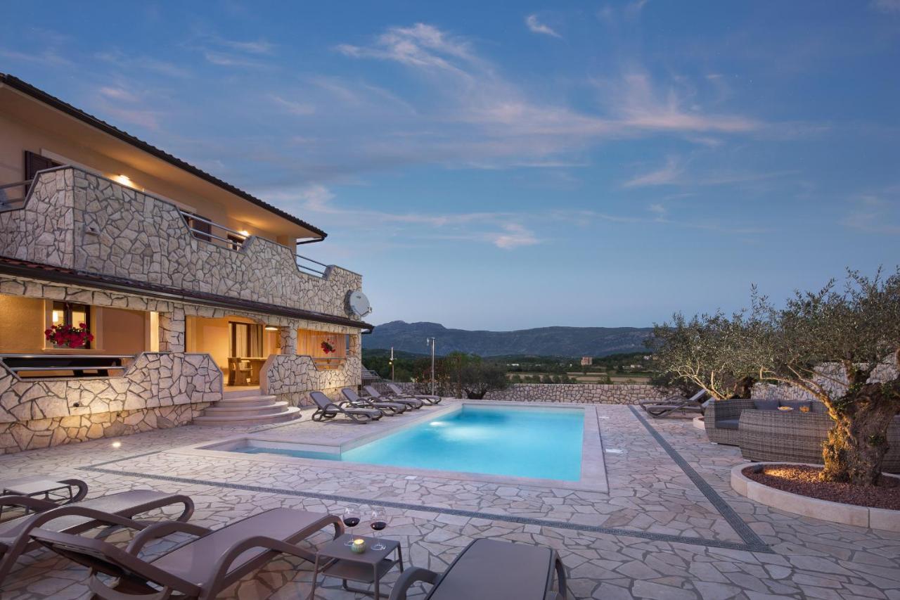 Villa Vesna With Sauna, Hot Tub Potpićan エクステリア 写真